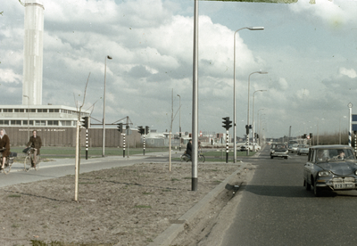 800633 Gezicht op de Brailledreef te Utrecht, uit het noordwesten, ter hoogte van de kruising met de Einsteindreef, met ...